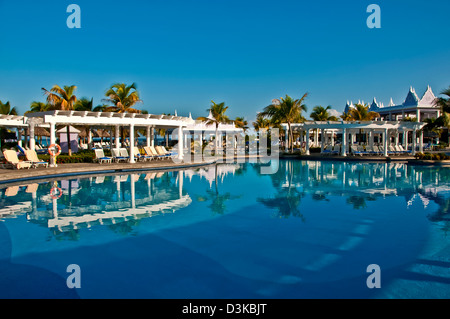Schwimmbad mit helle Reflexionen im Hotel Riu Montego Bay all-inclusive-Resort, keine Menschen Stockfoto