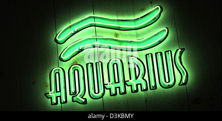 Wassermann Sternzeichen in Neon Stockfoto