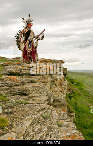 Blackfoot traditionelle Tänzer, Evan schmelzende Talg Jr. am Kopf zerschlagen in Buffalo Jump Fort Macleod, Alberta, Kanada Stockfoto