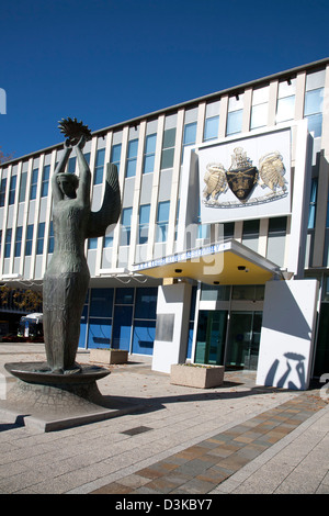 Die Statue der "Ethos" bewacht den Eingang zum ACT Legislative Assembly Building. Canberra, Australien Stockfoto