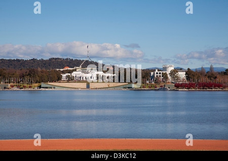 Blick auf Australiens Parlamentsgebäude vom Lake Burley Griffin Canberra Australien Stockfoto