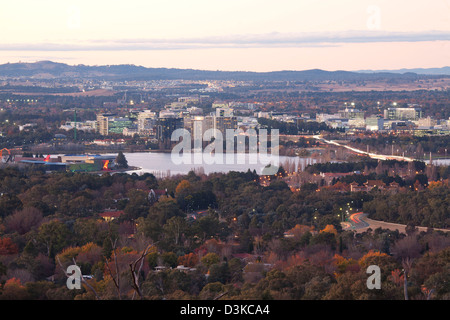 Luftaufnahme von Canberras erhöhte CBD bei Sonnenuntergang Canberra Australien Stockfoto