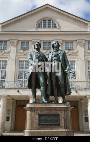 Weimar, Deutschland, Deutsches Nationaltheater und Goethe-Schiller-Denkmal Stockfoto
