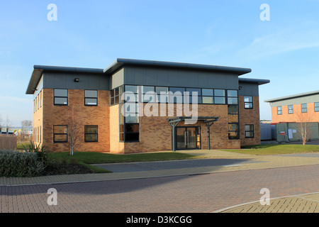 Exterieur des leeren modernes Bürogebäude am Businesspark lassen. Stockfoto