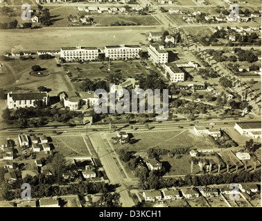 Dieses Luftbild von San Diego, aufgenommen von Howard Rozelle, bietet einen einzigartigen Blick aus der Vogelperspektive auf die Gegend. Das Bild fängt das Stadtbild ein, einschließlich der Küste, der Sehenswürdigkeiten und der Anordnung der städtischen und natürlichen Gebiete, und bietet einen Einblick in das Wachstum der Stadt während der Zeit. Stockfoto