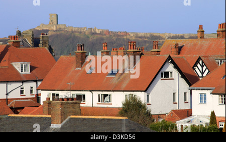 Rot gekachelten Häusern und Scarborough Castle, North Yorkshire, England. Stockfoto