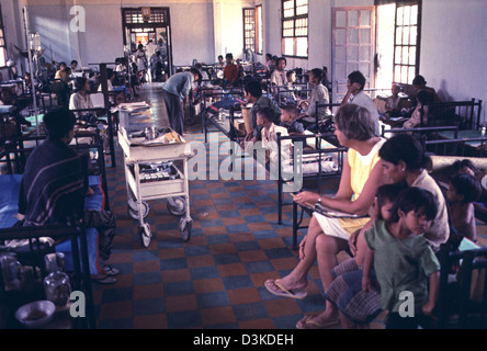 Arzt Pat Smith mit Montagnard Patienten in ihrem Krankenhaus in Kontum, Vietnam 1970 Stockfoto