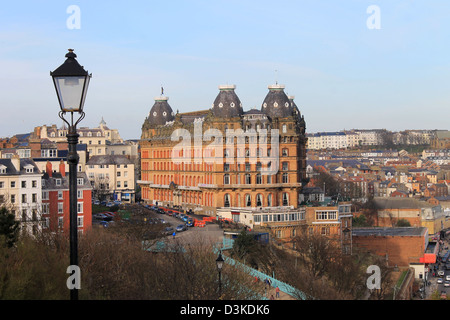 Altstadt und Grand Hotel betrachtet von South Cliff Esplanade, Scarborough, North Yorkshire, England. Stockfoto