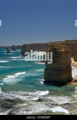 Princetown, Australien, die zwölf Apostel Felsen Pinnacles steigt aus dem Pazifik Stockfoto