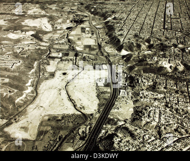 Howard Rozelle nahm diese Luftaufnahme des Mission Valley in San Diego in den 1960er Jahren auf und zeigte das Wachstum und die Veränderungen der Stadt- und Vorstadtlandschaft der Region. Stockfoto