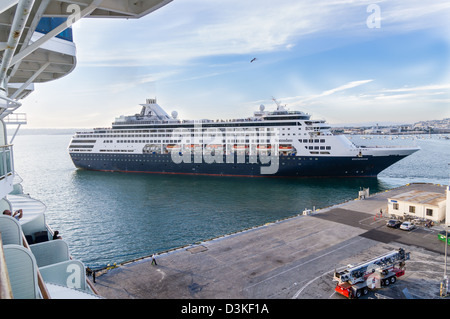 Kreuzfahrtschiff Statendam Rücken vom Dock, um eine Kreuzfahrt durch den Panamakanal zu starten. San Diego, Kalifornien, USA Stockfoto