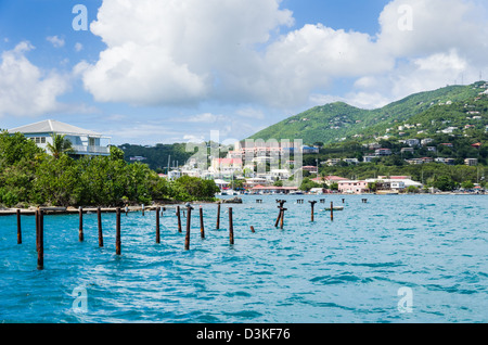 Charlotte Amalie, St. Thomas, eine verlassenen Pier ragt aus dem Wasser entlang der üppigen tropischen Küste Stockfoto