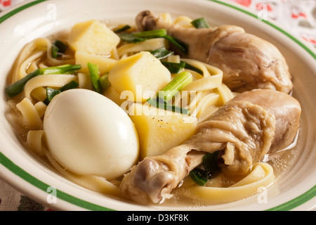 Caldo de Gallina, die klassische peruanische Huhn-Nudelsuppe Stockfoto