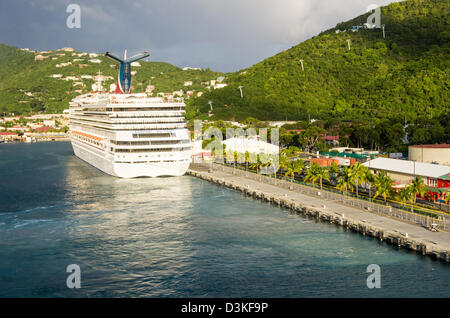 Charlotte Amalie, St. Thomas, Kreuzfahrtschiff Carnival Victory an der Anlegestelle am Ufer Stockfoto