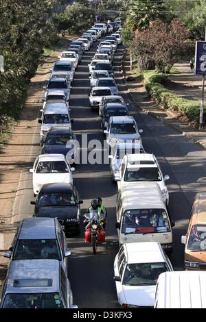 14. Februar 2013 - Nairobi, Nairobi, Kenia - 14. Februar 2013 - Nairobi, Kenia - Fahrzeuge bewegen sich langsam auf Mombasa Road während der Hauptverkehrszeit. An Kenias Verkehrsamt veröffentlichte Statistik ergab einen leichten Rückgang der Zahl der Todesopfer bei Verkehrsunfällen im Jahr 2012 im Vergleich zu 2011. Nationalen Verkehr Kommandant Benson Kibui sagte, dass Kenia 3.097 Menschen bei Verkehrsunfällen im Jahr 2012 im Vergleich zu 3.249 in 2011 verloren. (Kredit-Bild: © Ric Francis/ZUMAPRESS.com) Stockfoto