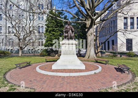 Statue von Hunter Holmes McGuire, der Gründer des Medical College Of Virginia auf dem Gelände das Kapitol von Virginia Stockfoto