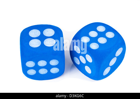 Zwei große blaue fuzzy Dice auf weißem Hintergrund. Stockfoto