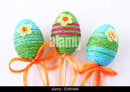 Bunte Ostereier auf grauem Hintergrund. Stockfoto