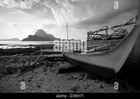 Ein verlassenes Schiff am Strand, schwarz / weiß getönt Stockfoto