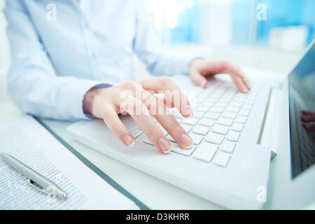 Händen der Schreibtischarbeiter auf Laptop Tastatur tippen Stockfoto