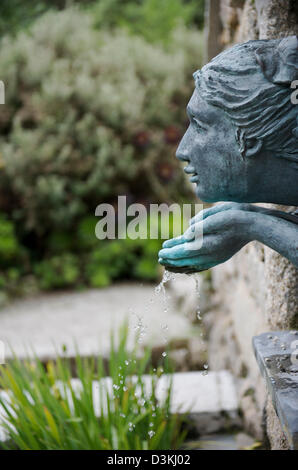 Kleiner Brunnen in den Gärten von Tresco auf den Scilly Inseln im Südwesten von England Stockfoto