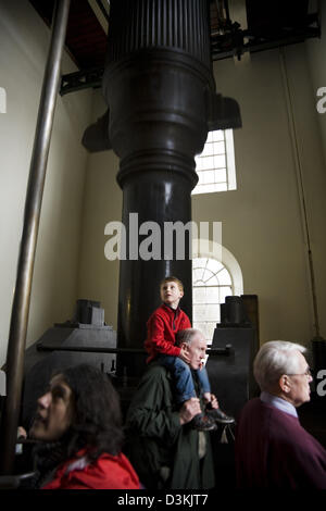 Besucher / Touristen & 90 Zoll Cornish Strahl Motor (ursprünglich "The Grand Junction-Engine"). Brentford Steam Museum. UK Stockfoto