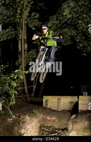 Mountain Bike Stunt, Esher Wald, England Stockfoto