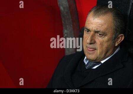 Galatasaray Trainer Fatih Terim reagiert während der UEFA Champions League Runde von 16 ersten Bein-Fußballspiel zwischen Galatasaray Istanbul und FC Schalke 04 im Ali Sami Yen Spor Kompleksi-Stadion in Istanbul, Türkei, 20. Februar 2013. Foto: Friso Gentsch/dpa Stockfoto