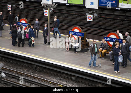 Plattform mit Passagiere warten auf Züge mit der Londoner U-Bahn / Metro Haltestelle Earls Court. UK Stockfoto