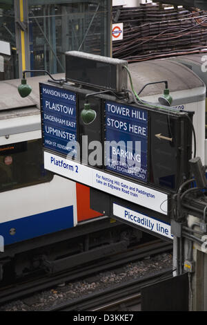 Trainieren Ziel Display Informationstafel über die Londoner U-Bahn / Metro Haltestelle Earls Court. Stockfoto