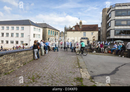 Besucher und Schüler sammeln in der Nähe von The Mill Pub auf dem Weg zum Coe Fen, Cambridge, Cambridgeshire, Großbritannien Stockfoto