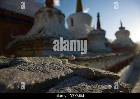 Mani-Stein geschnitzt mit tibetischer Schrift vor Grabbeigaben Stupas Lamayuru Gompa (Ladakh) Jammu & Kaschmir, Indien Stockfoto