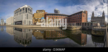 Die Mailmaison (links) und Crowne Plaza Hotels im Princes dock in Liverpool mit der Royal Liver Building hinter. Stockfoto