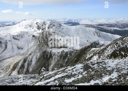 Munro Stuc eine "Chroin von Ben Vorlich, Perthshire betrachtet. Leichte Schneedecke erlaubt die Rock-Struktur zu sehen Stockfoto