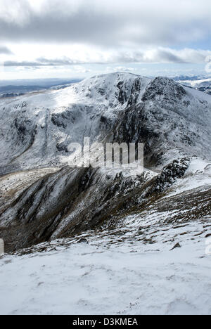 Munro Stuc eine "Chroin von Ben Vorlich, Perthshire betrachtet. Leichte Schneedecke erlaubt die Rock-Struktur zu sehen Stockfoto