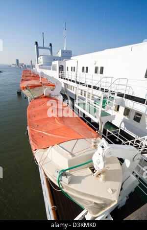 Rettungsboote auf einem Kreuzfahrtschiff Stockfoto