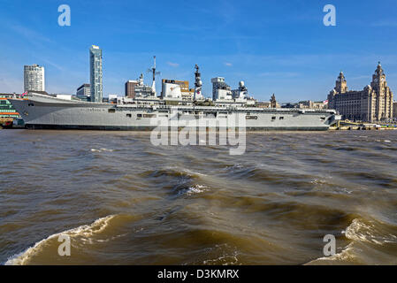 Helikopter-Flugzeugträger HMS Illustrious während eines Besuchs in den Fluss Mersey in Liverpool wohl ihr zuletzt zum Hafen. Stockfoto