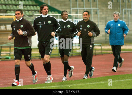 (Dpa) - Deutsche Bundesliga Seite VFL Wolfsburg Spieler (L-R) Marino Biliskov, Pablo Thiam, Tomislav Maric und Cheftrainer Erik Gerets laufen während der ersten Trainingseinheit nach der Winterpause in Wolfsburg, Deutschland, 3. Januar 2005. Am Donnerstag 6 Januar Wolfsburg fliegt nach Spanien für ein Trainingslager. Stockfoto