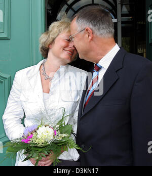 (Dpa) - Bundesminister der Finanzen Hans Eichel (SPD) und seine neu Mi langfristige Freundin Gabriela Wolff (L) schauen einander an und Lächeln nach ihrer Trauung in Kassel, Deutschland, 27. Juli 2005. Die kurze Zeremonie auf dem Standesamt unter den engsten Kreis der Familie im Schloss Bellevue stattfand, sagte Zeugen. Es ist die zweite Ehe für 63 - jährige Eichel, form Stockfoto