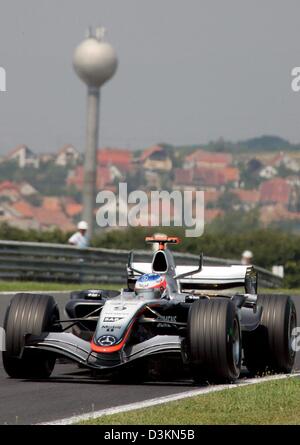 (Dpa) - finnischer Formel-1-Fahrer Kimi Räikkönen von McLaren Mercedes führt ein Dorf und ein Wasserturm während des ersten Trainings am Hungaroring Race track in der Nähe von Budapest, Ungarn, Freitag, 29. Juli 2005. Der Grand Prix von Ungarn findet am Sonntag, 31. Juli 2005. Foto: Gero Breloer Stockfoto