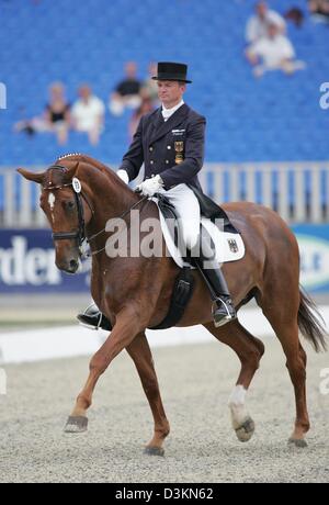 (Dpa) - das Bild zeigt deutsche Reiter Hubertus Schmidt auf Wansuela Suerte vor seiner Übung bei der Dressur-Europameisterschaft in Hagen am Teutoburger Wald, Deutschland, Freitag, 29. Juli 2005. 45-Year-Old gold Olympiasieger Schmid wurde eine fünf Mal deutscher Meister der Profis fahren. Die Meisterschaft wird fortgesetzt, bis Sonntag, 31. Juli 2005. Foto: Friso Gentsch Stockfoto