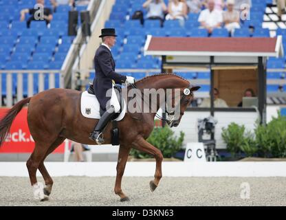 (Dpa) - das Bild zeigt deutsche Reiter Hubertus Schmidt auf Wansuela Suerte vor seiner Prüfung in der Dressur-Europameisterschaft in Hagen am Teutoburger Wald, Deutschland, Freitag, 29. Juli 2005. 45-Year-Old gold Olympiasieger Schmid wurde eine fünf Mal deutscher Meister der Profis fahren. Die Meisterschaft wird fortgesetzt, bis Sonntag, 31. Juli 2005. Foto: Friso Gentsch Stockfoto