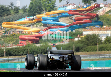 (Dpa) - finnischer Formel-1-Fahrer Kimi Räikkönen von McLaren Mercedes durchläuft eine Riesenrutsche ein Wasserpark während im zweiten Training auf der Rennstrecke Hungaroring in der Nähe von Budapest, Ungarn, Freitag, 29. Juli 2005. Der Grand Prix von Ungarn findet am Sonntag, 31. Juli 2005. Foto: Gero Breloer Stockfoto