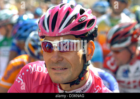 (Dpa) - Deutsche pro Fahrer Erik Zabel von T-Mobile Team konzentriert sich vor seinem Start bei der "HEW-Cyclassics" in Hamburg, Deutschland, 31. Juli 2005. 23 Profi-Teams starten an der 251 Kilometer lange Rennstrecke ist Teil des neuen "UCI ProTour" erstellt. Teilnehmen Sie in das Sozialprogramm ca. 20.000 Amateur Radfahrer im Rennen für jedermann über die Distanz von 55, 100 oder 155 Kilometer Stockfoto