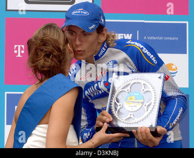 (Dpa) - italienische pro Radfahrer Filippo Pozzato ist der Sieg-Trophy bei der Verleihung des "HEW-Cyclassics" in Hamburg, Deutschland, Sonntag, 31. Juli 2005 ausgezeichnet. Die heimischen Prominenz hatte keinen Einfluss auf die Entscheidung bei den deutschen ProTour Heimvorteil. Jan Ullrich weder Erik Zabel konnte den Sieg von Filippo Pozzato am 10. HEW-Cyclassics verhindern eine Woche nach der T Stockfoto