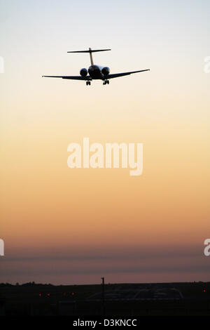 Flugzeug Landung auf Darwin Int ' l Flughafen (Australien) nach Sonnenuntergang. Stockfoto