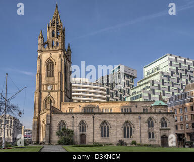 St.-Nikolaus Pfarrkirche am Pierhead in Liverpool, bekannt als die Matrosen-Kirche. Stockfoto