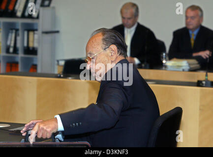 (Dpa) - der ehemalige deutsche Außenminister Hans-Dietrich Genscher sitzt in den Zeugenstand in der regionalen Gericht Augsburg, Deutschland, Dienstag, 2. August 2005. Im Hintergrund sind Ludwig-Holger Pfahls (R) und seinem Anwalt Volker Hoffmann (L) abgebildet. Pfahls ist angeklagt wegen Korruption und Steuerhinterziehung des Umsatzes. In Verbindung mit einer Panzergeschäft mit Saudi-Arabien unter Einbeziehung der Arme lob Stockfoto