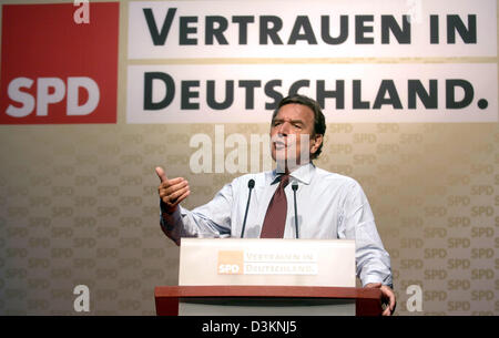 (Dpa) - Gesten deutsche Kanzler Schröder (SPD), steht er hinter einem Pult während seiner Rede zu Beginn der Wahlkampf in Hamburg, Deutschland, Mittwoch, 3. August 2005. Schroeder bezahlt einen eintägigen Besuch in Hamburg. Stockfoto