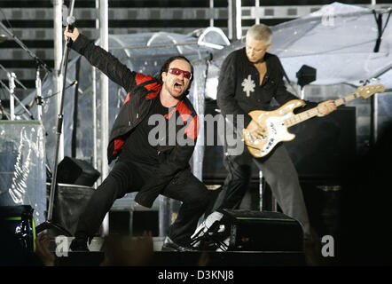 (Dpa) - Bono (L), Lead-Sänger der irischen pop-Band U2 führt auf der Bühne das Olympiastadium in München, 3. August 2005. U2 schloss ihre Deutschland-Tournee mit dem Konzert in der bayerischen Landeshauptstadt, zur Förderung ihres Albums "Vertigo". Bisher traten sie in Gelsenkirchen und Berlin. Die mehr als 190.000 Tickets U2 Vertigo Tour wurden innerhalb der ersten t ausverkauft Stockfoto